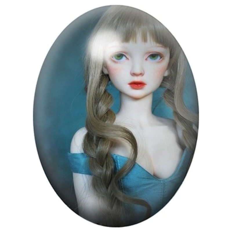 Cabochon en Verre Illustré Poupée en Robe Bleue 13x18, 18x25 ou 30x40mm