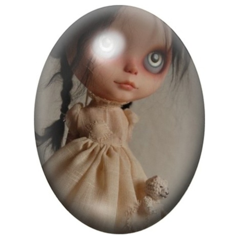Cabochon en Verre Illustré Poupée Rousse en Robe Beige 13x18, 18x25 ou 30x40mm