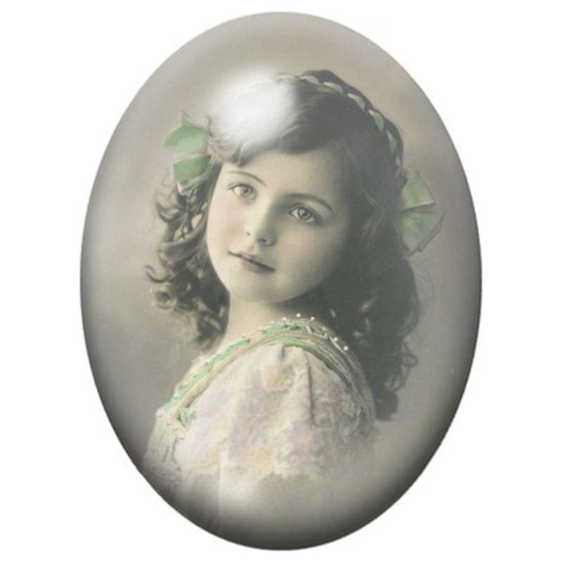 Cabochon en Verre Illustré Petite Fille Vintage au Ruban Vert 13x18, 18x25 ou 30x40mm