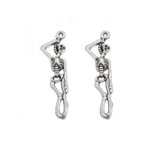 2 Breloques Squelette Pendu Halloween Argenté 42x12mm