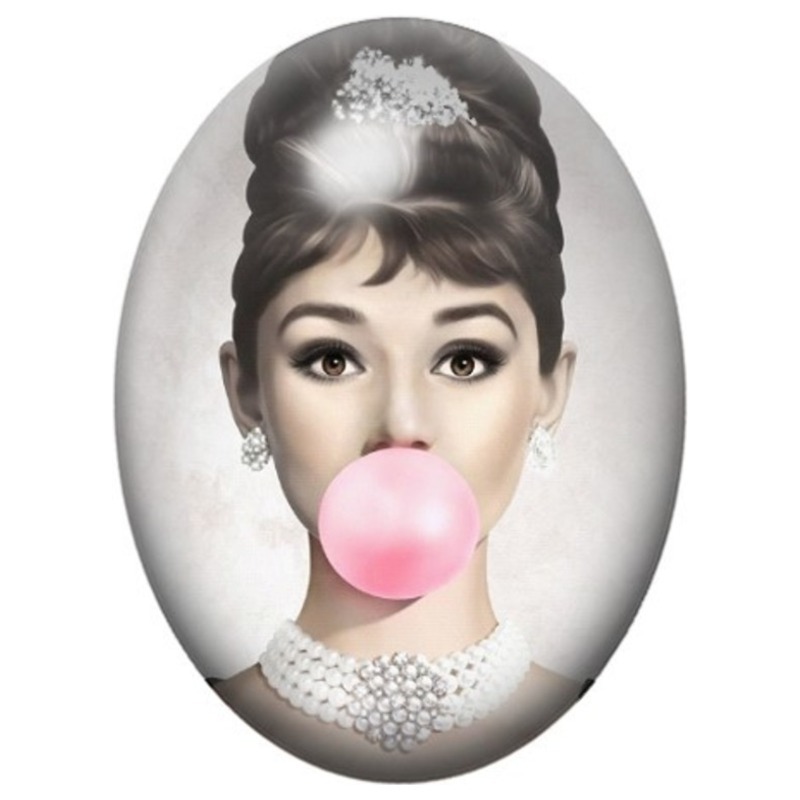 Cabochon en Verre Illustré Audrey Hepburn au Bubble Gum 13x18, 18x25 ou 30x40mm