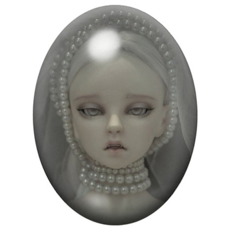 Cabochon en Verre Illustré Poupée aux Perles et au Voile Gris 13x18, 18x25 ou 30x40mm