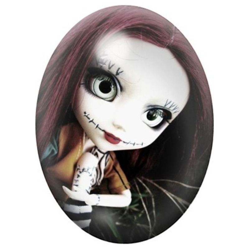 Cabochon en Verre Illustré Poupée Sally aux Cheveux Noirs 13x18, 18x25 ou 30x40mm