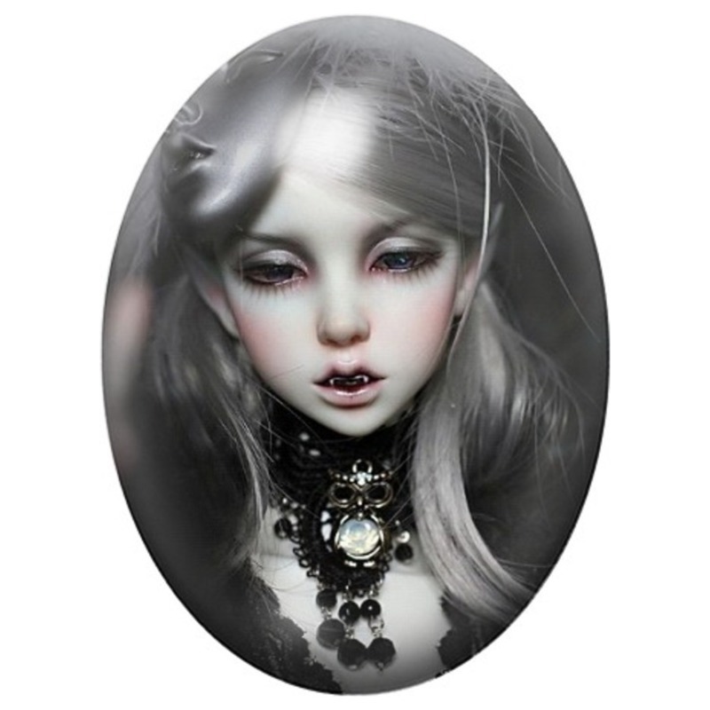 Cabochon en Verre Illustré Poupée Gothique au Collier Noir 13x18, 18x25 ou 30x40mm