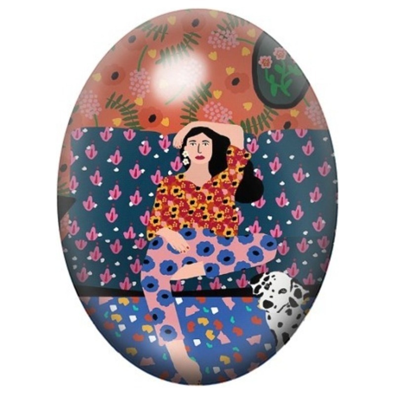 Cabochon en Verre Illustré Femme au Dalmatien dans un Salon Fleuri 13x18, 18x25 ou 30x40mm