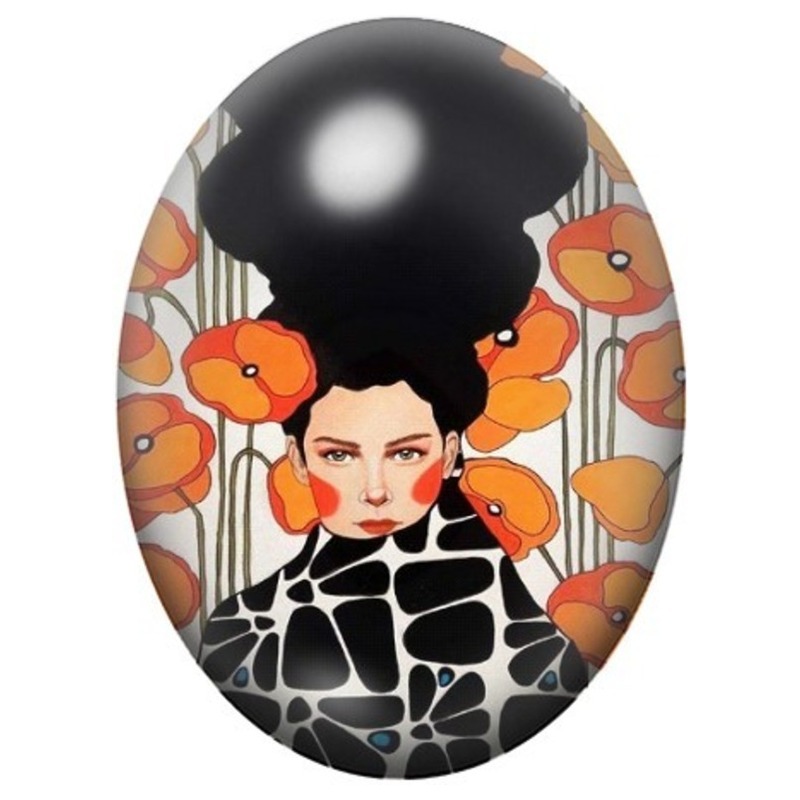 Cabochon en Verre Illustré Femme au Col Noir et Blanc parmi les Coquelicots 13x18, 18x25 ou 30x40mm