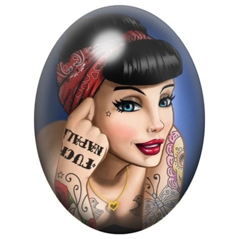 Cabochon en Verre Illustré Pin-up Tatouée au Foulard Rouge 13x18, 18x25 ou 30x40mm
