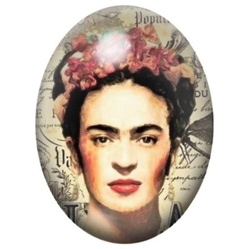 Cabochon en Verre Illustré Frida Kahlo sur Fond de Lettres Anciennes 13x18, 18x25 ou 30x40mm