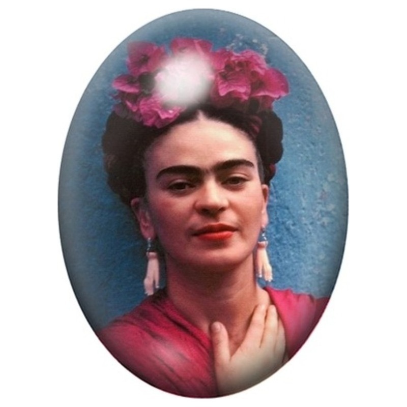 Cabochon en Verre Illustré Frida Kahlo en Robe Rouge sur Fond Bleu 13x18, 18x25 ou 30x40mm