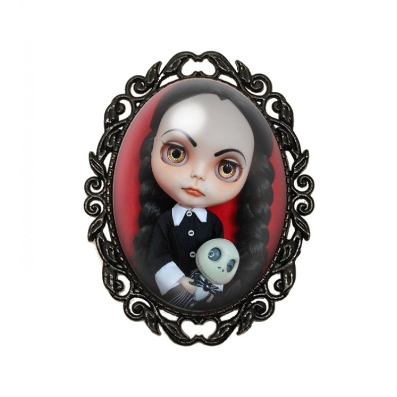 Broche Noire avec Cabochon en Verre Mercredi Gothique