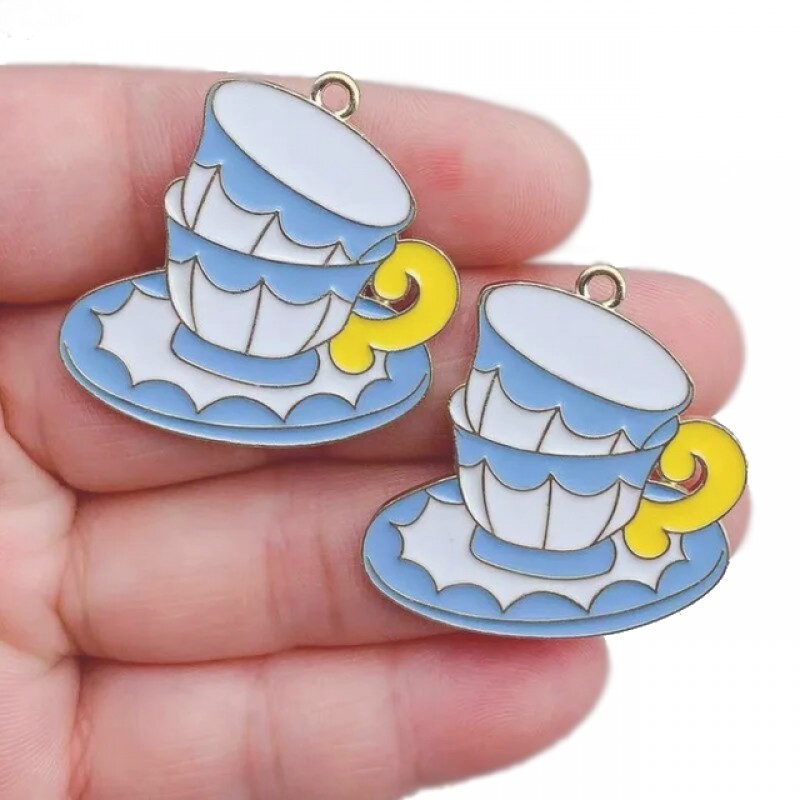 Breloque Tasse Alice au Pays des Merveilles en Émail Métal Doré 33x33mm