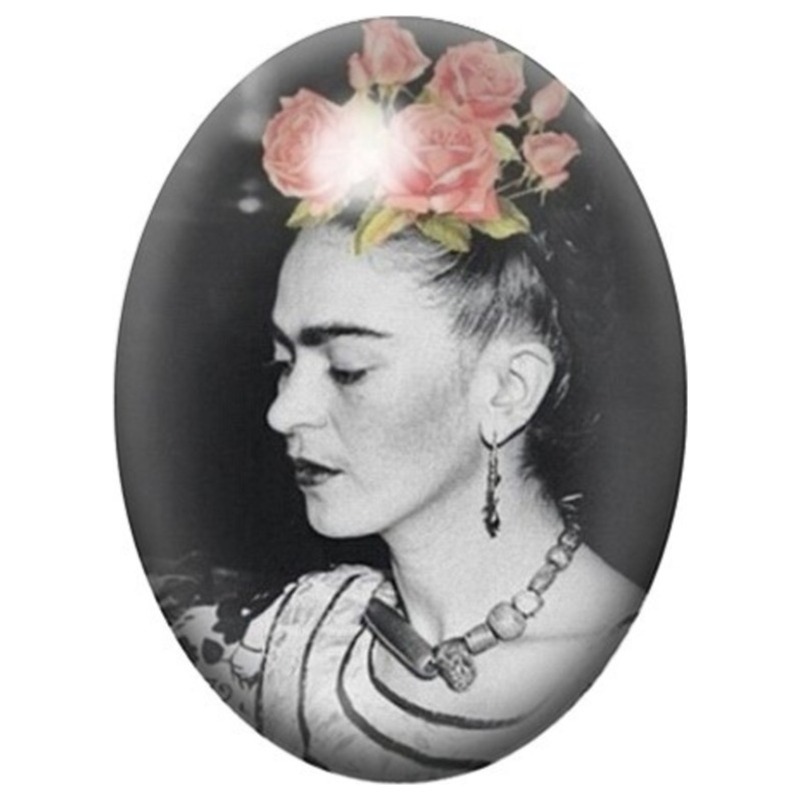 Cabochon en Verre Illustré Frida Kahlo de Profil aux Roses 13x18, 18x25 ou 30x40mm