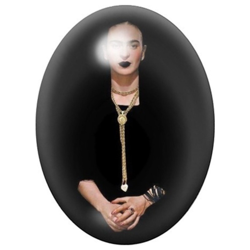 Cabochon en Verre Illustré Frida Kahlo en Robe Noire au Long Pendentif 13x18, 18x25 ou 30x40mm