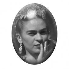 Cabochon en Verre Illustré Frida Kahlo fumant en Noir et Blanc 13x18, 18x25 ou 30x40mm pour la création de bijoux fantaisie - DI
