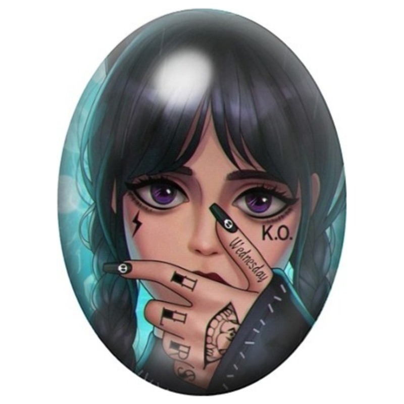 Cabochon en Verre Illustré Jeune Femme Gothique aux Mains Tatouées 13x18, 18x25 ou 30x40mm
