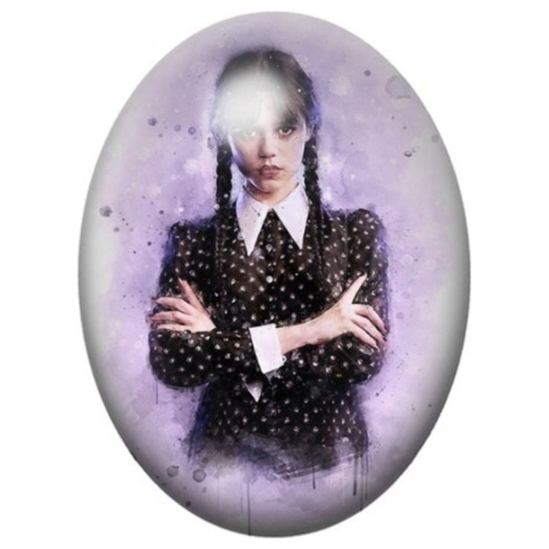 Cabochon en Verre Illustré Mercredi Addams aux Bras Croisés dans la Brume 13x18, 18x25 ou 30x40mm