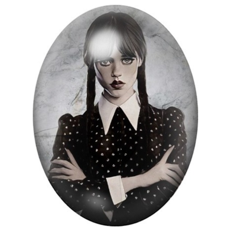 Cabochon en Verre Illustré Mercredi Addams aux Bras Croisés sur Fond Gris 13x18, 18x25 ou 30x40mm