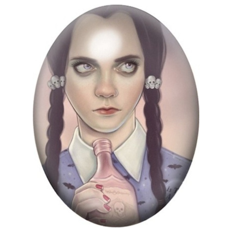 Cabochon en Verre Illustré Mercredi Addams tenant une Potion Rose 13x18, 18x25 ou 30x40mm