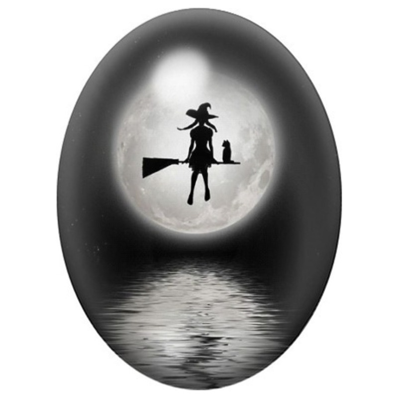 Cabochon en Verre Illustré Sorcière volant au-dessus de l’Eau sous la Lune 13x18, 18x25 ou 30x40mm
