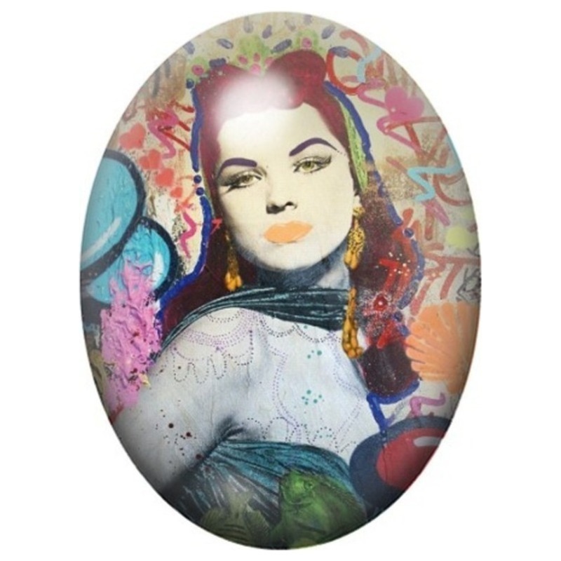 Cabochon en Verre Illustré Femme au Châle Bleu en Collage Pop Art 13x18, 18x25 ou 30x40mm