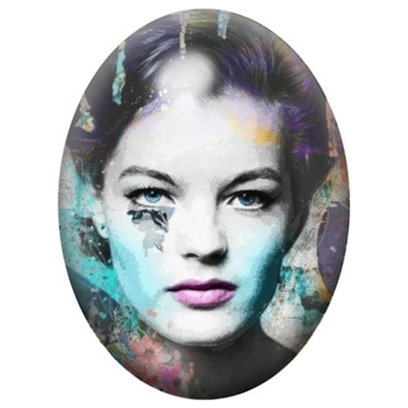 Cabochon en Verre Illustré Femme au Regard Bleu en Collage 13x18, 18x25 ou 30x40mm