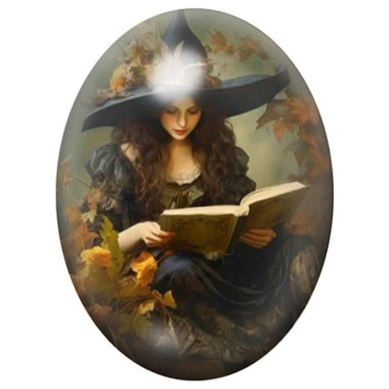 Cabochon en Verre Illustré Sorcière lisant un Grimoire dans la Forêt 13x18, 18x25 ou 30x40mm