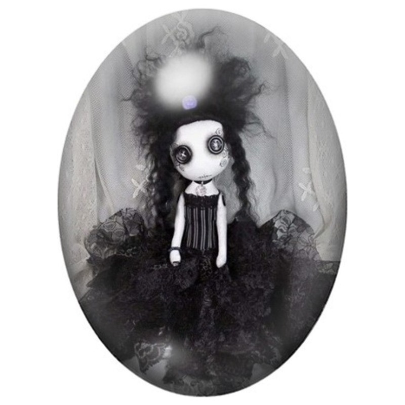 Cabochon en Verre Illustré Poupée Gothique aux Tresses Noires 13x18, 18x25 ou 30x40mm