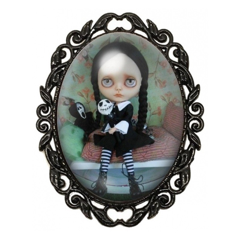 Broche Noire avec Cabochon en Verre Mercredi Gothique