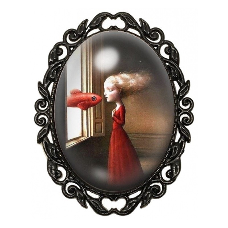 Broche Noire avec Cabochon en Verre Petite Fille au Poisson Rouge