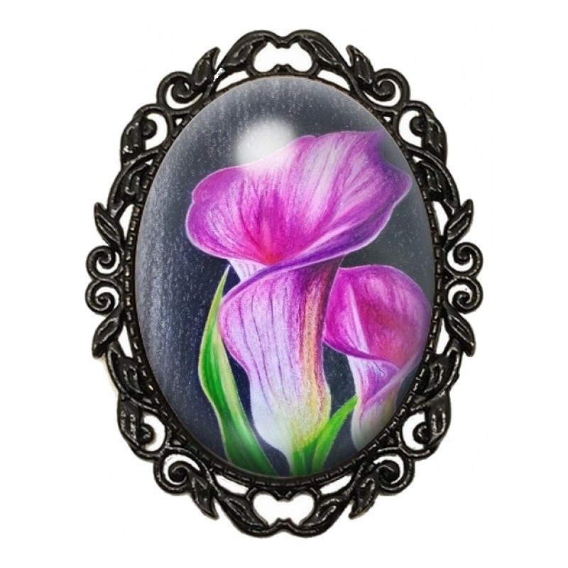 Broche Noire avec Cabochon en Verre Arums Violets sur Fond Noir