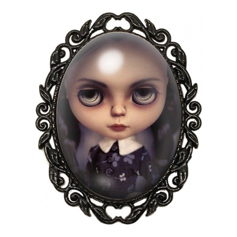 Broche Noire avec Cabochon en Verre Poupée Mercredi aux Grands Yeux