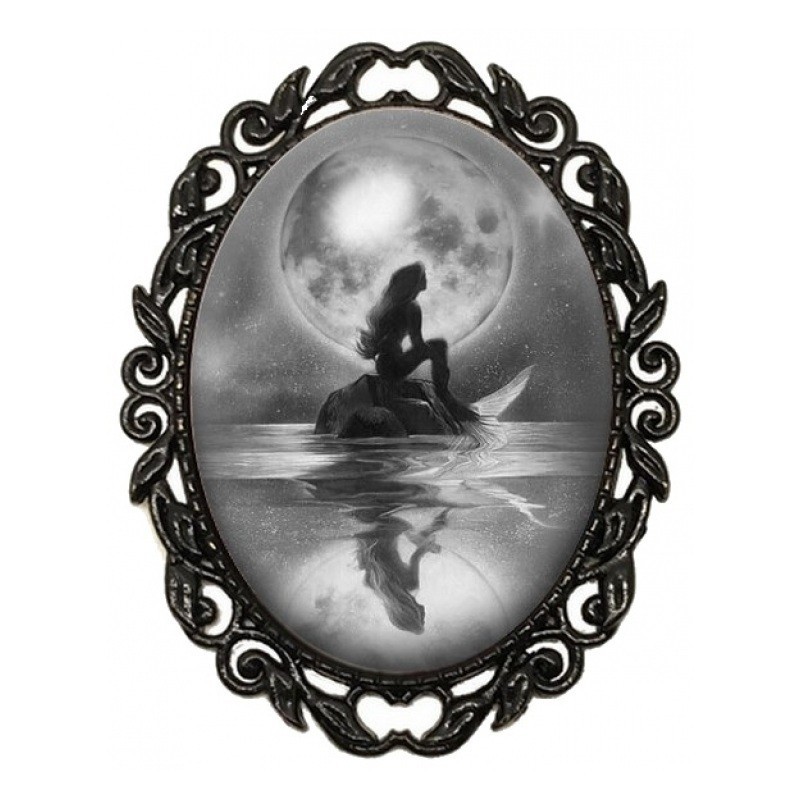 Broche Noire avec Cabochon en Verre Sirène sur un Rocher sous la Pleine Lune
