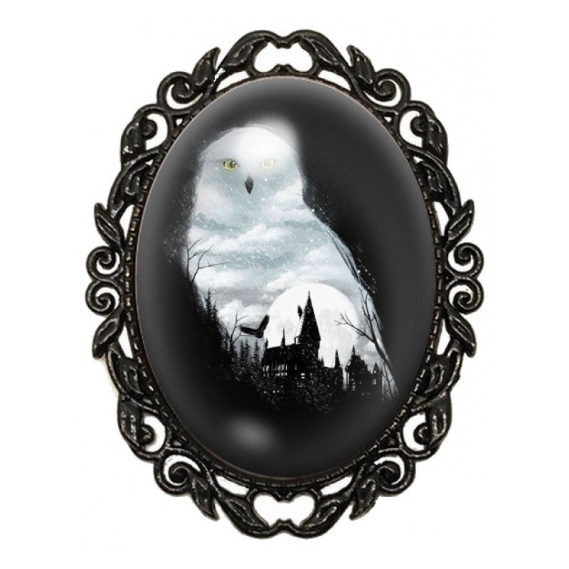 Broche Noire avec Cabochon en Verre Hedwige et Château de Poudlard Enneigé