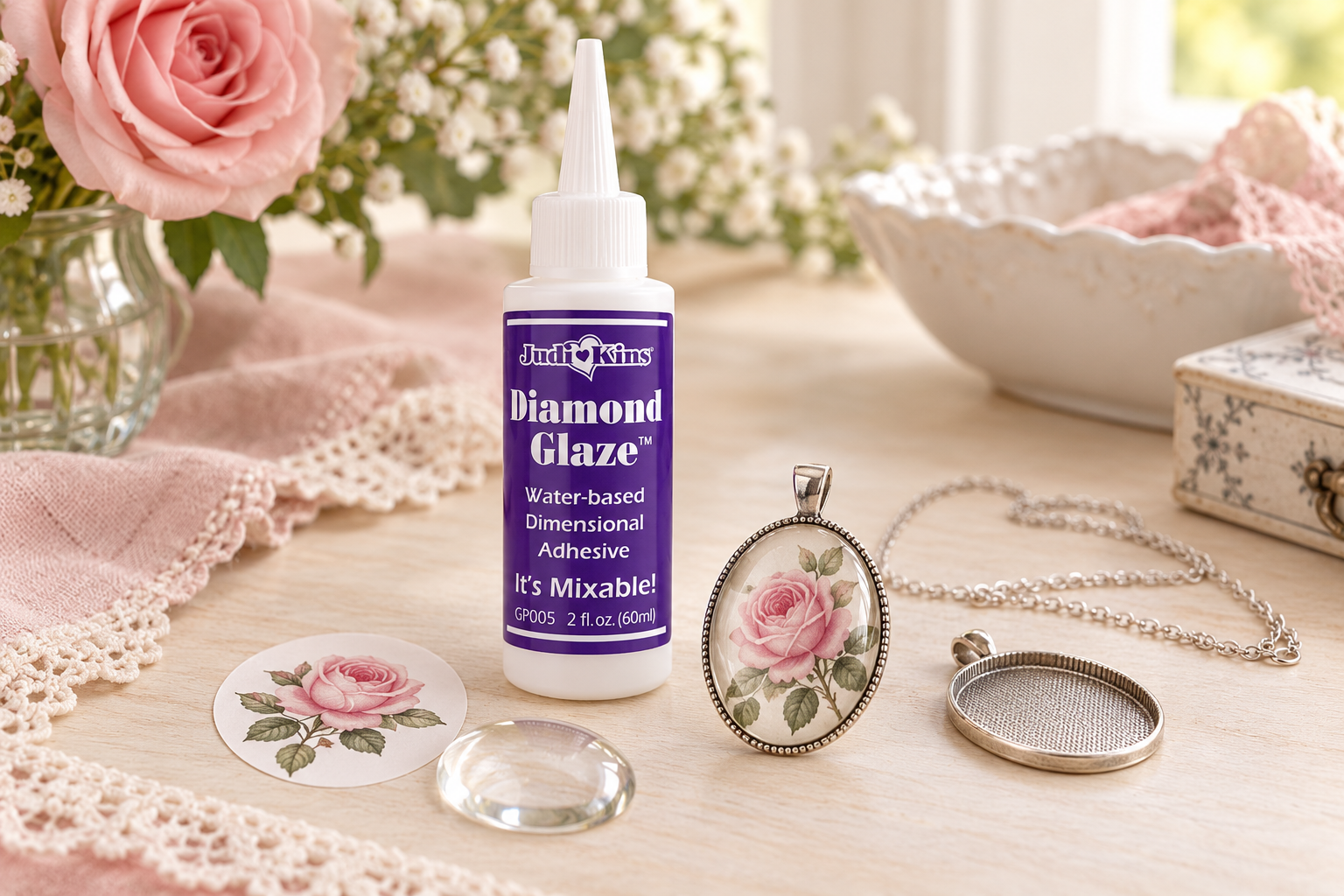 Le flacon Diamond Glaze et un pendentif illustré à la rose, prêts à créer